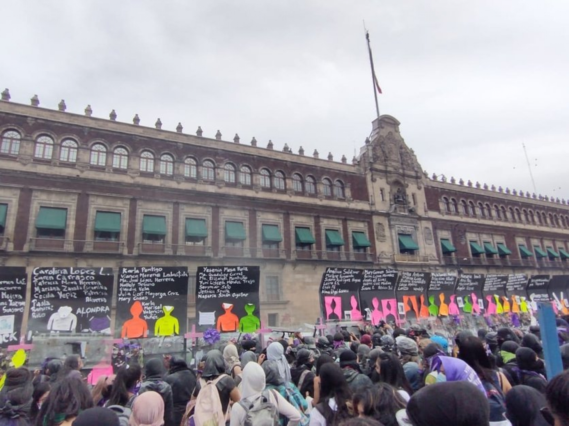 Feministas lograron tirar la valla de Palacio Nacional