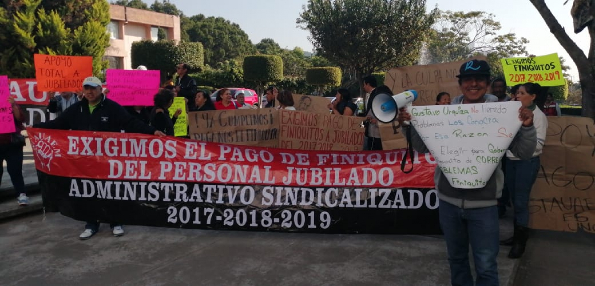 Jubilados del STAUAEM se manifiestan en el campus Chamilpa