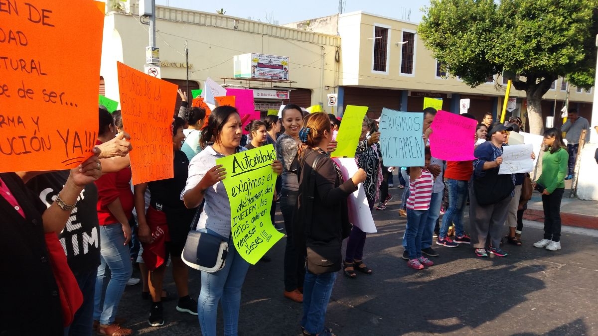 Proliferan protestas en escuelas por retraso en dictámenes