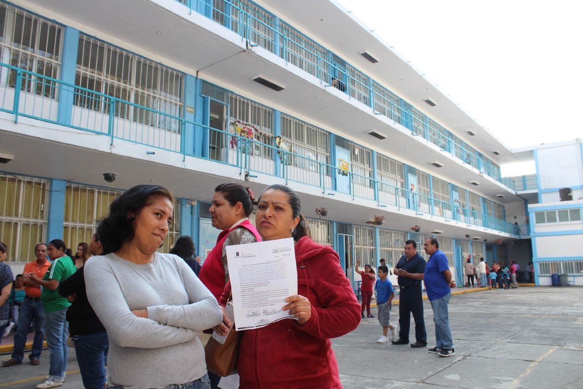 Siguen protestas en escuelas dañadas por el sismo