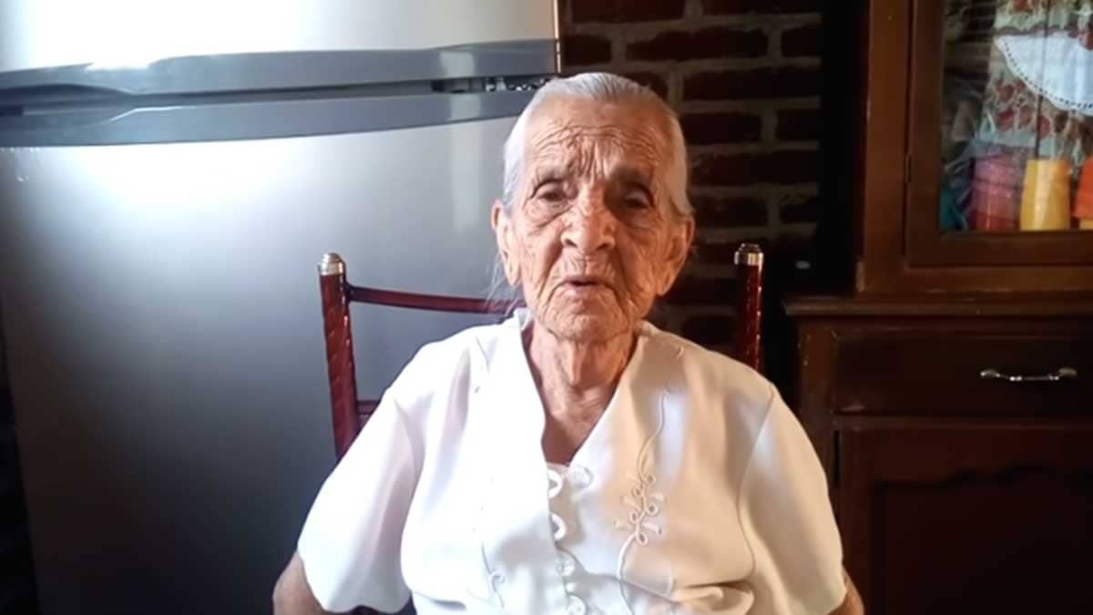 YouTuber de 87 años pide que vean sus videos para sobrevivir