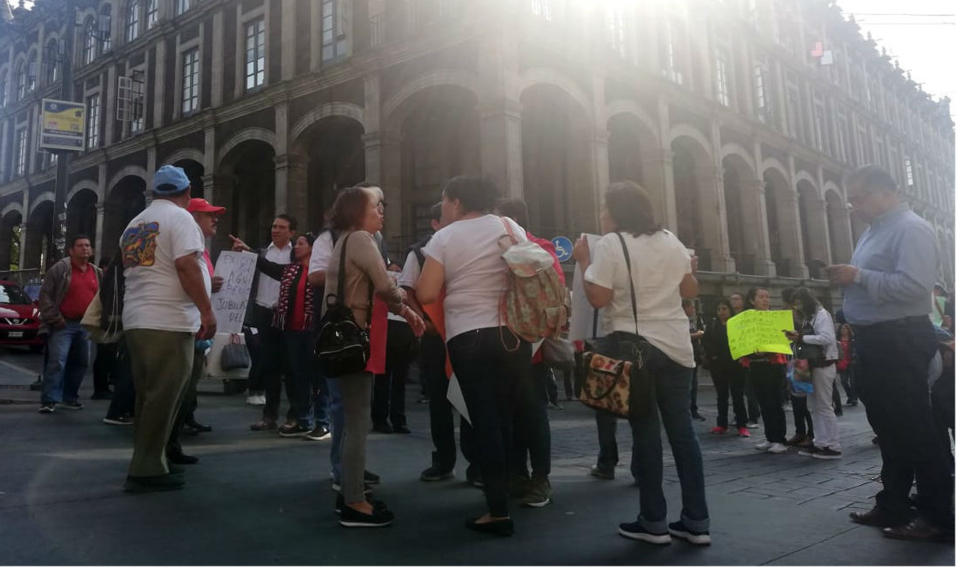Jubilados del Cobaem protestaron de nueva cuenta, en Cuernavaca; acuerdan pago
