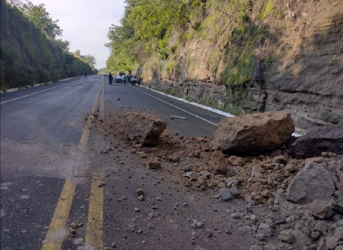 Familia pasa susto por derrumbe de cerro