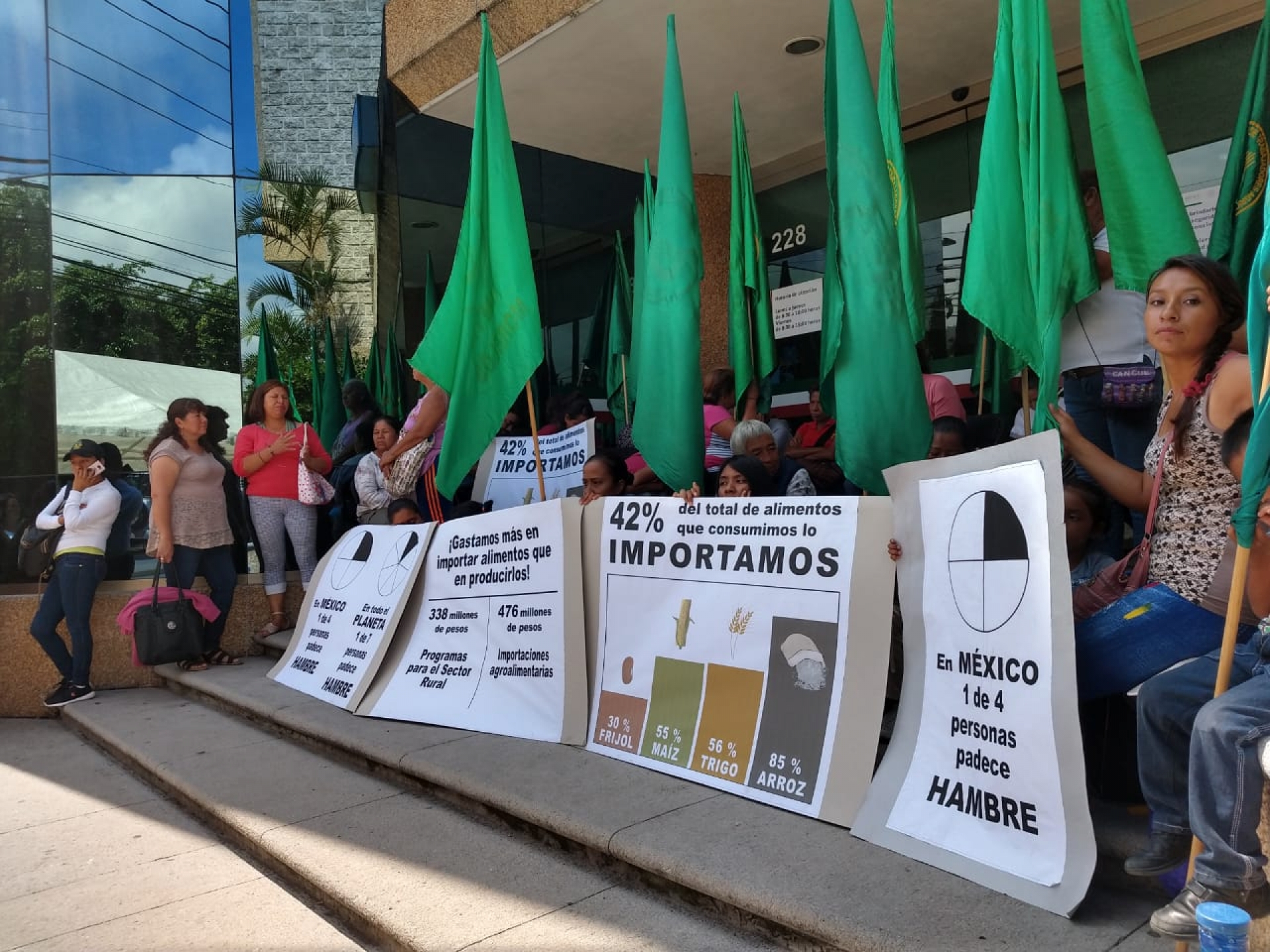 Miembros de la UNTA se manifiestan en oficinas del SAT