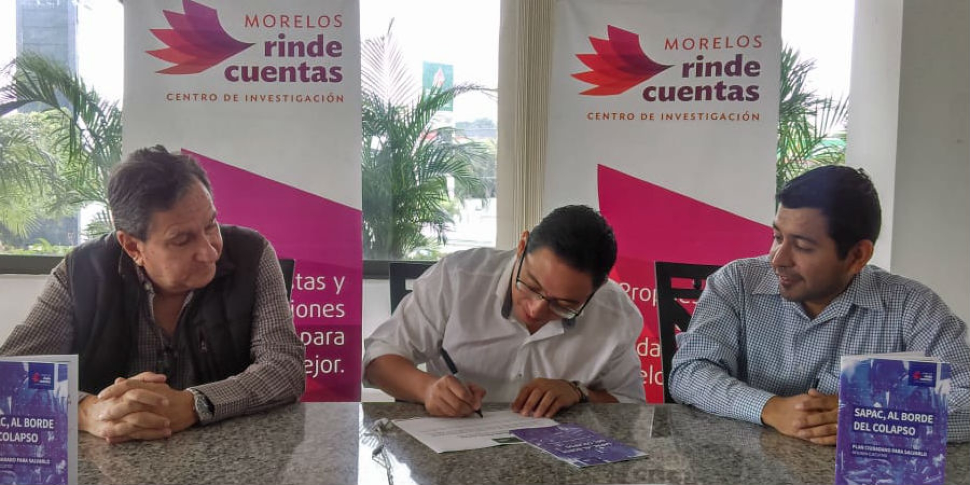 Firma candidato independiente a la alcaldía de Cuernavaca carta compromiso ante 'Morelos Rinde Cuentas'