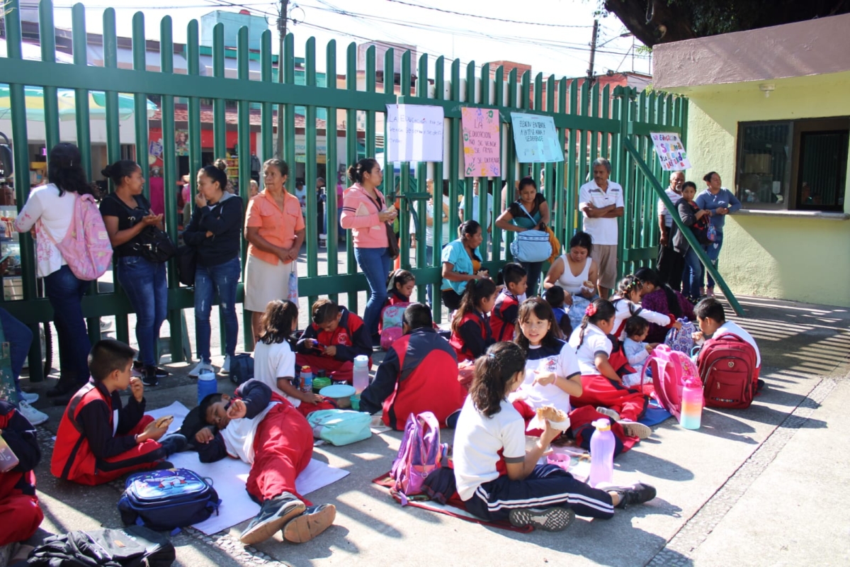 Protestan en IEBEM padres de familia de la escuela '17 de Abril de 1869' de Alpuyeca