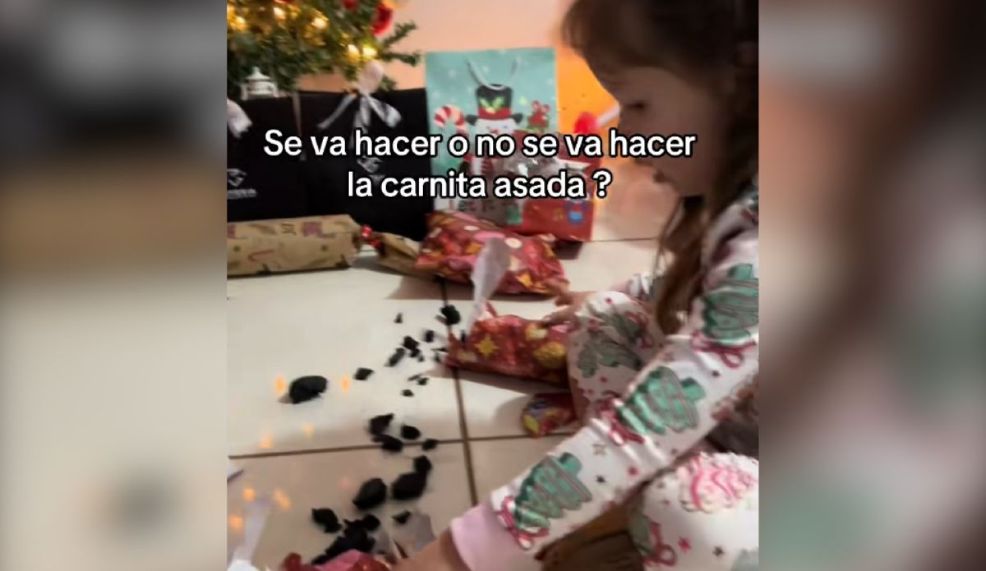 Niña convierte carbón de Santa Claus en carne asada navideña