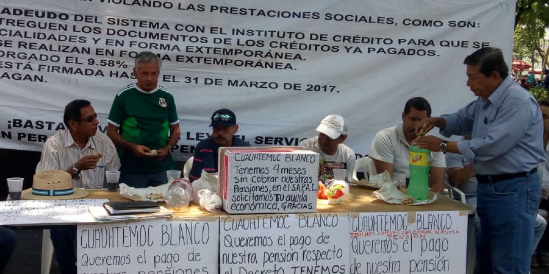 Se instalan en plantón jubilados del SAPAC en la Plaza de Armas