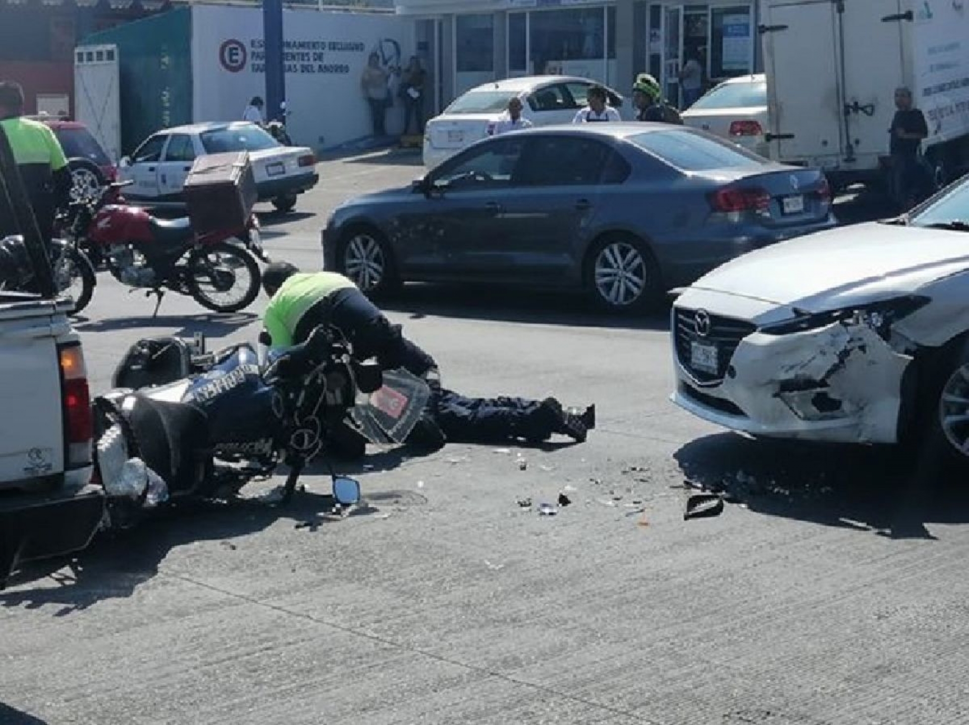 Atropellan a dos policías en el bulevar Cuauhnáhuac