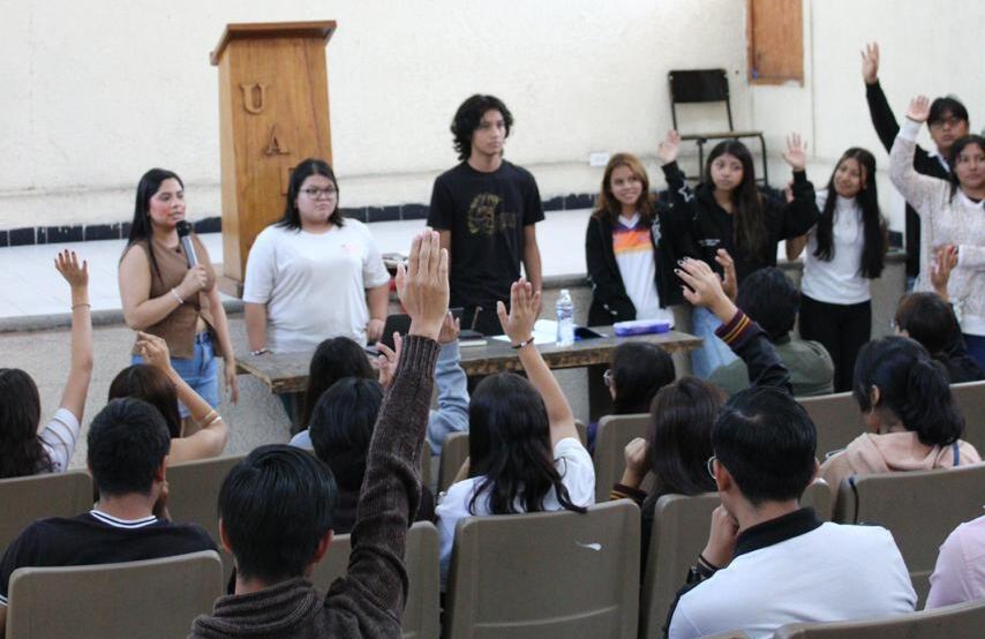 Regresan estudiantes de la Escuela Preparatoria 1 de UAEM a clases, en modalidad virtual