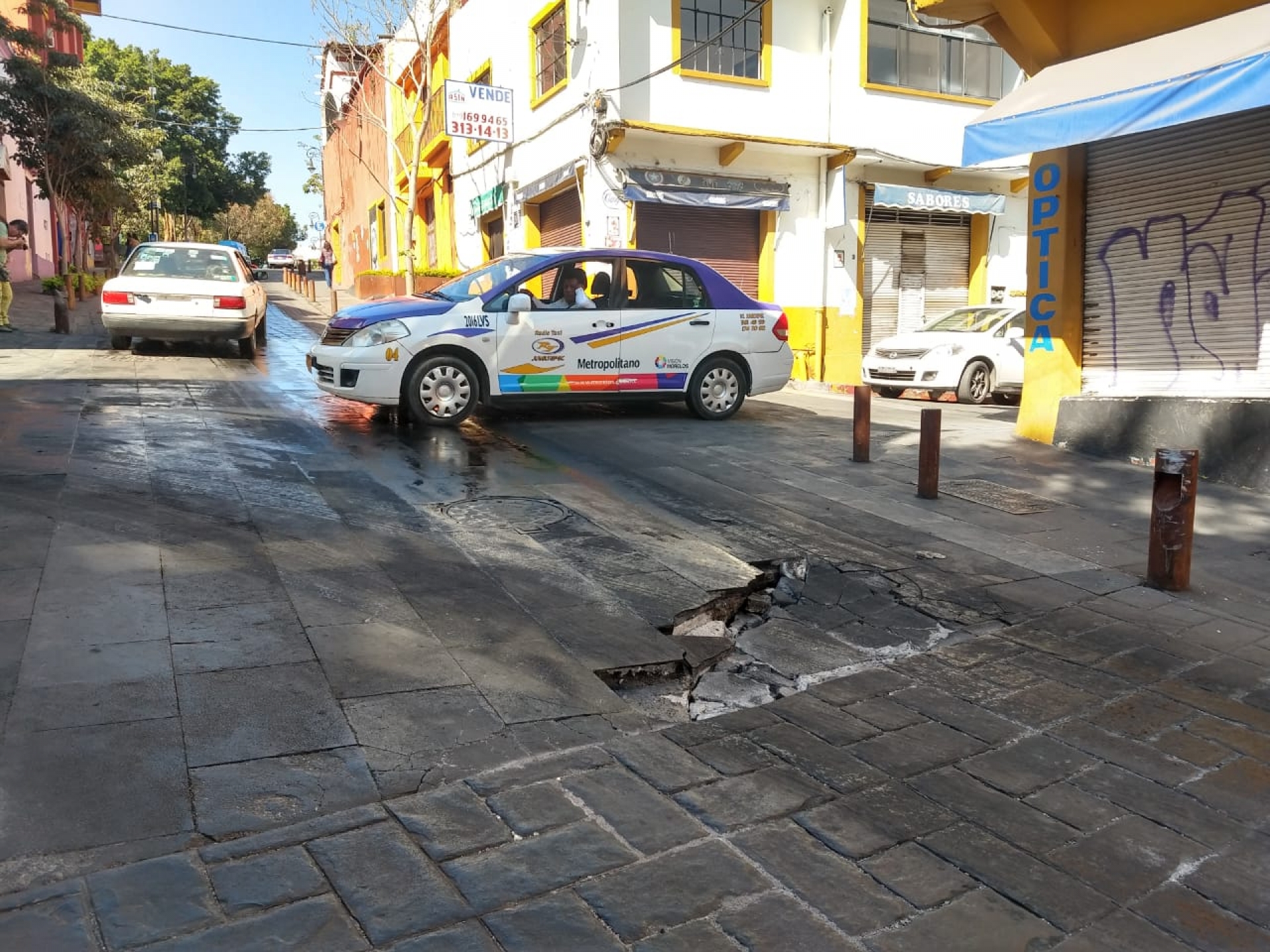Exigen reparación de hundimientos en la calle Gutemberg