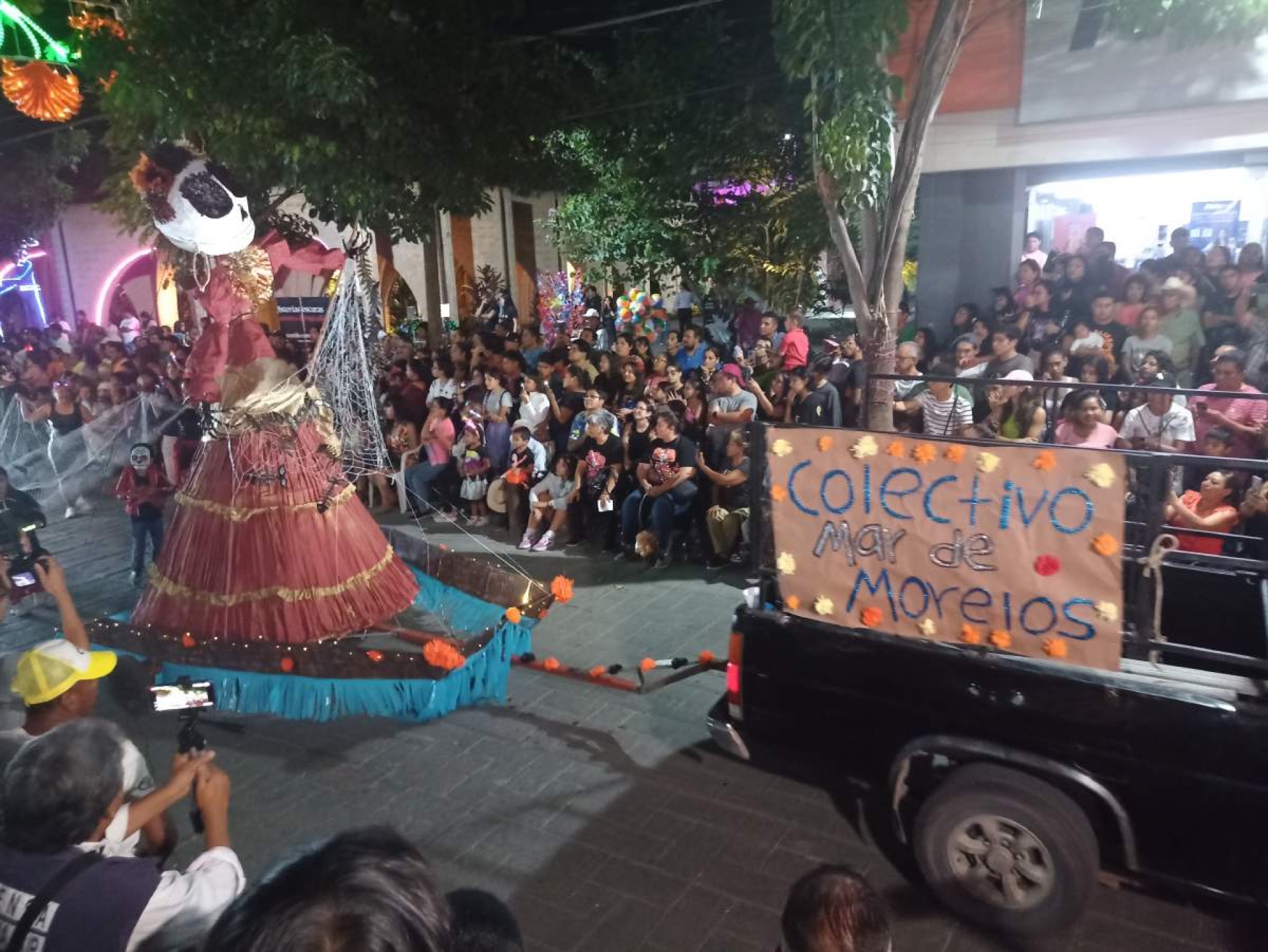 Desfile de día de muertos atrae a multitudes en Jojutla