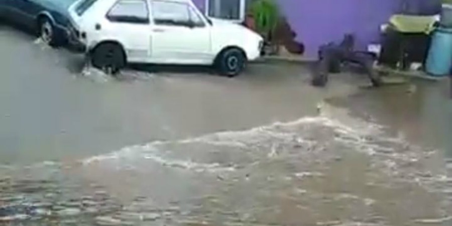 Se inunda una vivienda en la colonia Lomas de Cortés