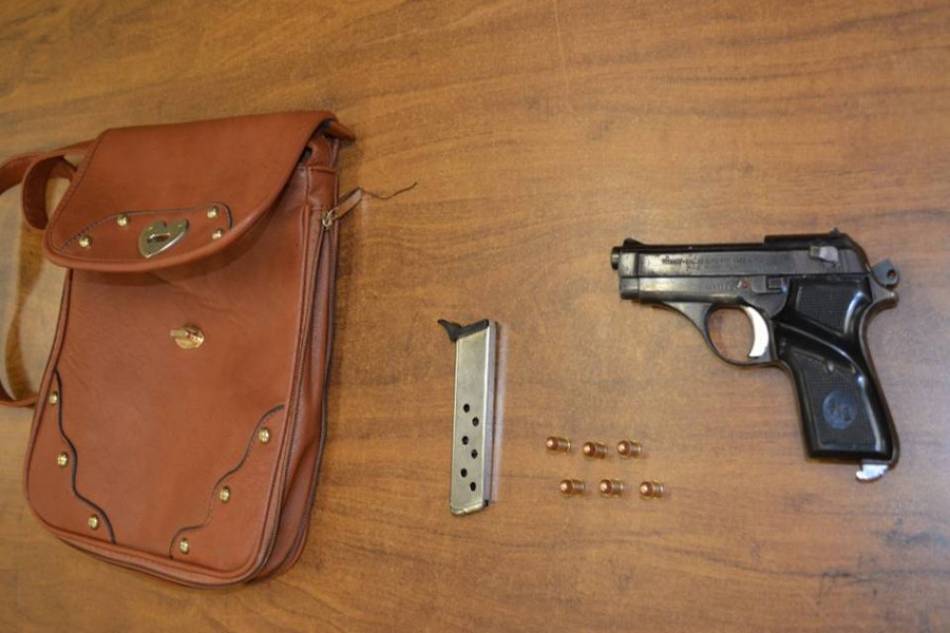 Capturan a un joven que llevaba una pistola