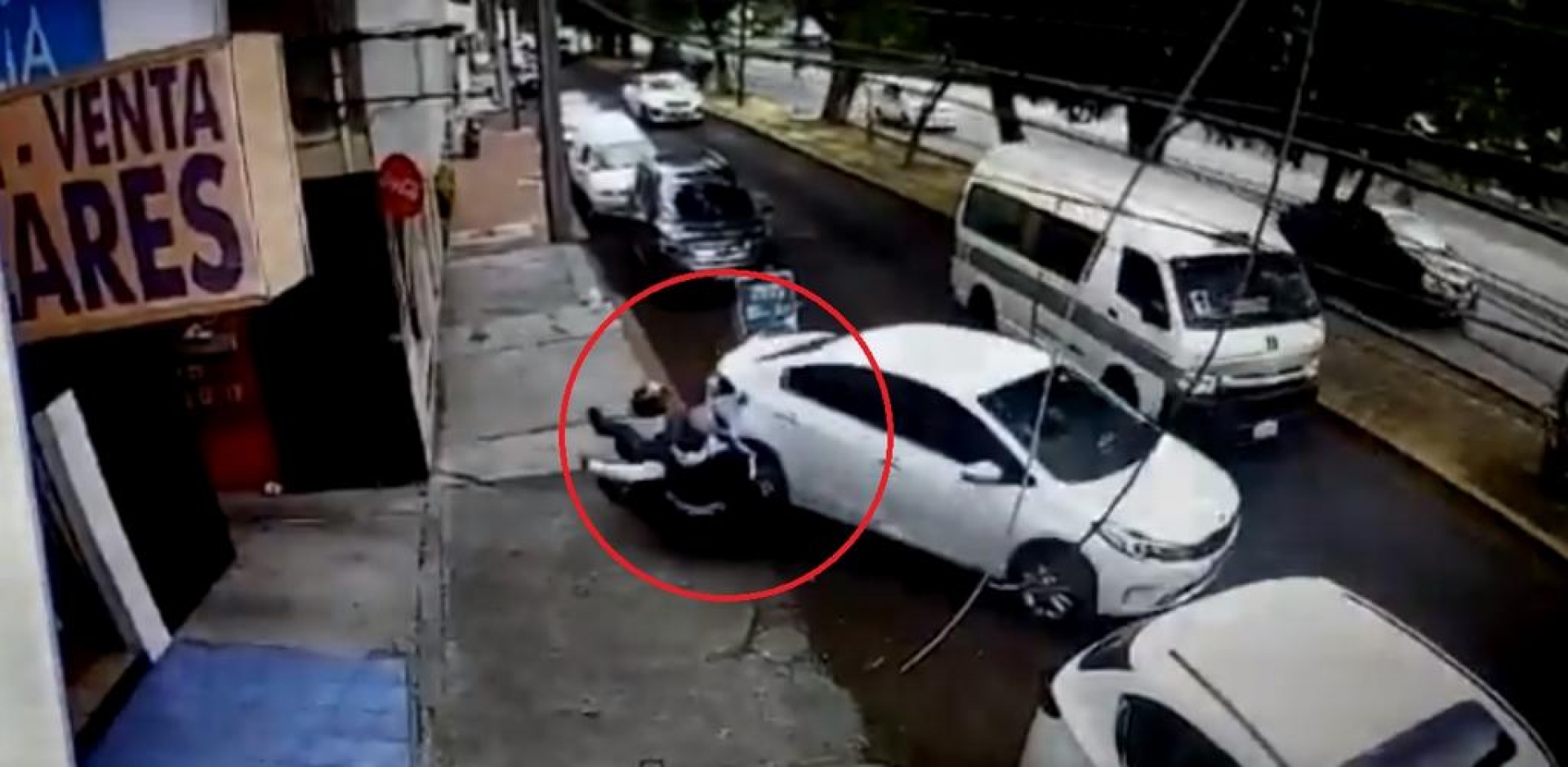 Conductor escapa de ladrones, pero regresa para atropellarlos