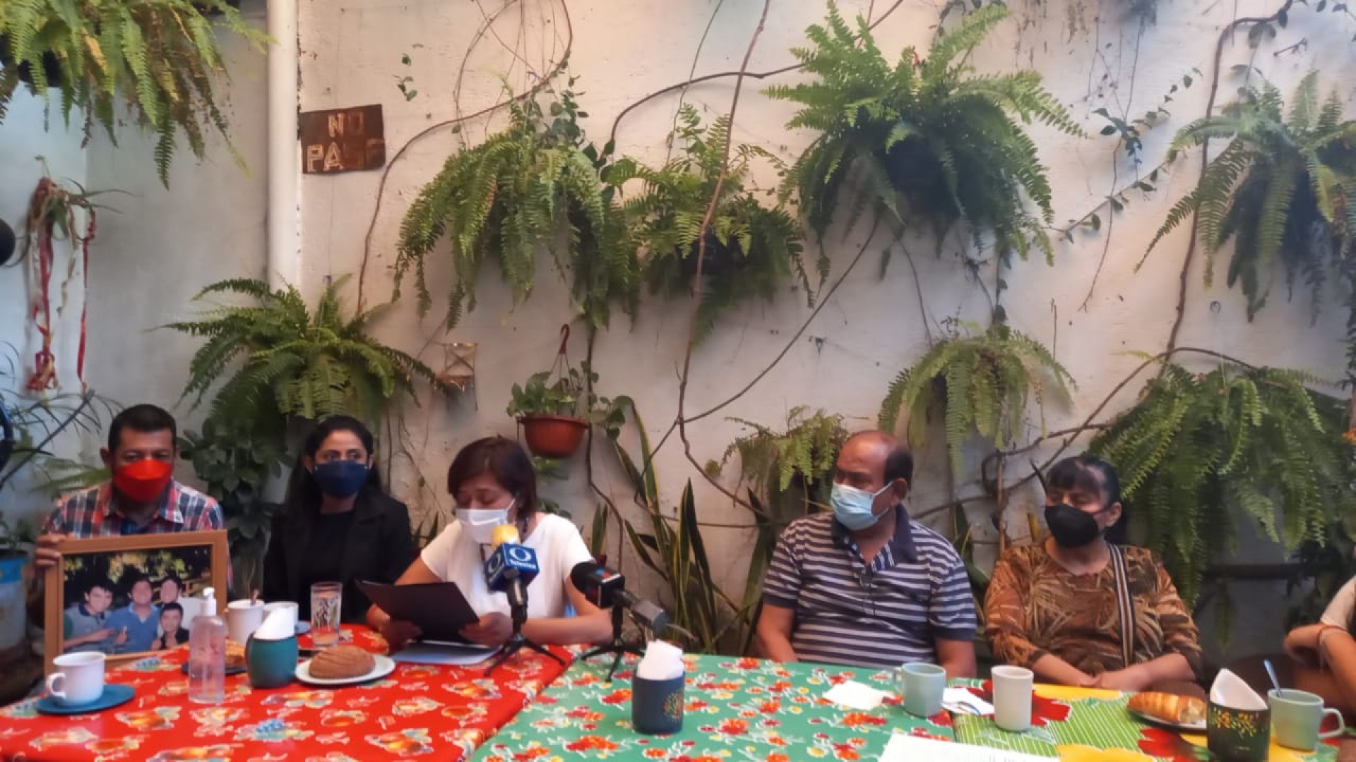 Manifiestan colectivos de víctimas respaldo a Andrea Acevedo