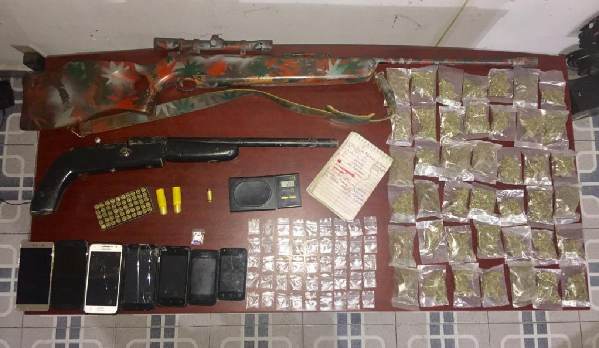Arrestan a seis hombres armados y con droga