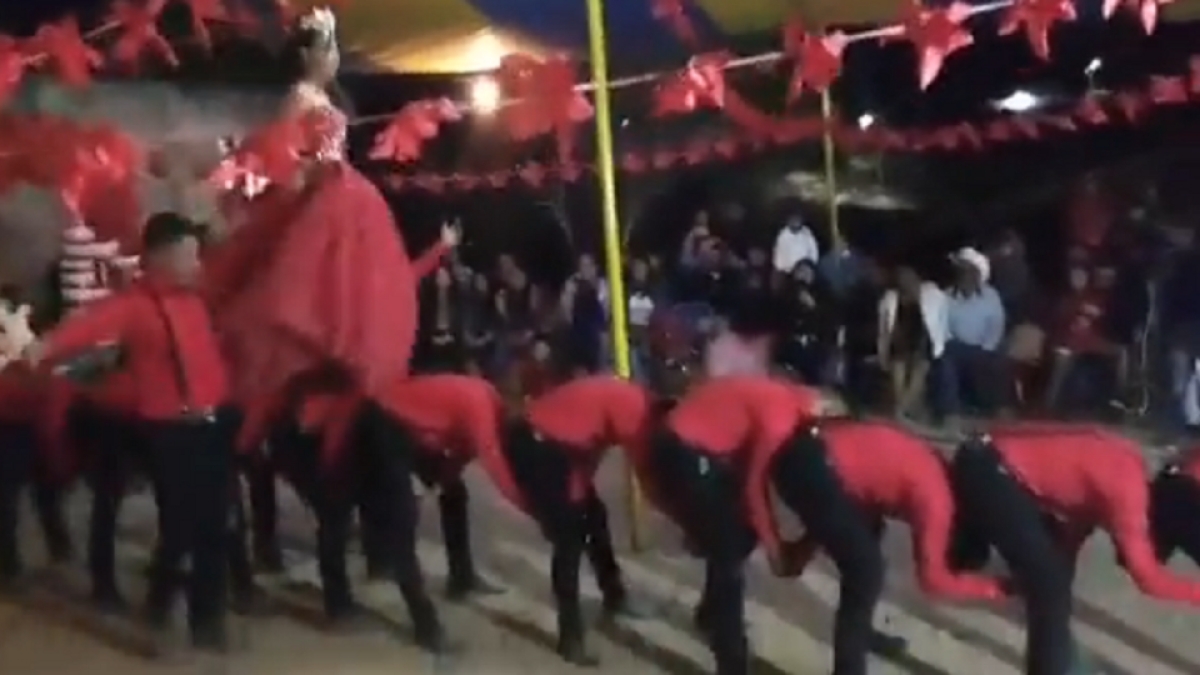 "Era de chambelanes, no de tapetes"; quinceañera camina sobre sus bailarines
