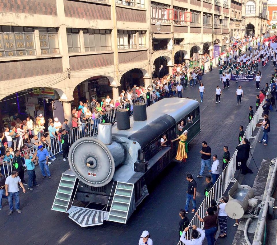 ¡Colorido desfile!