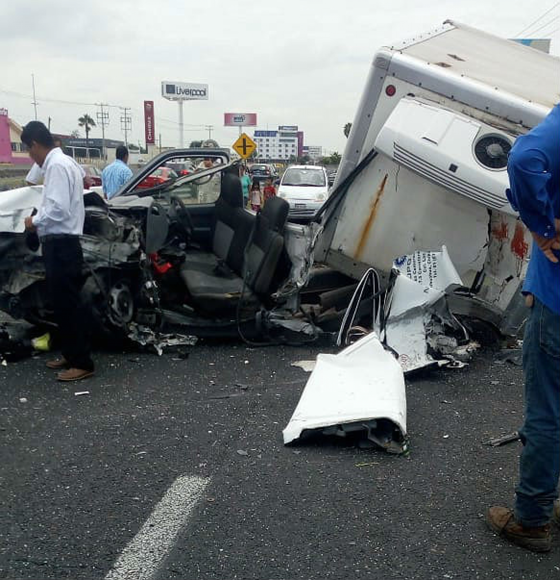 Vuelca camioneta en la autopista Oaxtepec-Cuautla; un hombre resultó herido