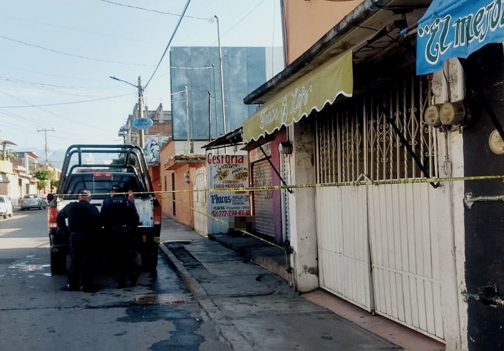 Encuentran a una persona sin vida en una calle de Tejalpa