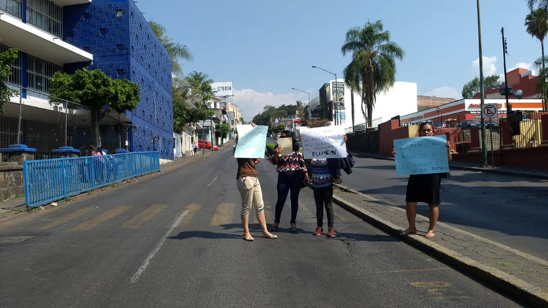 Se manifiestan padres de familia en Tlaltenango, en apoyo a una maestra