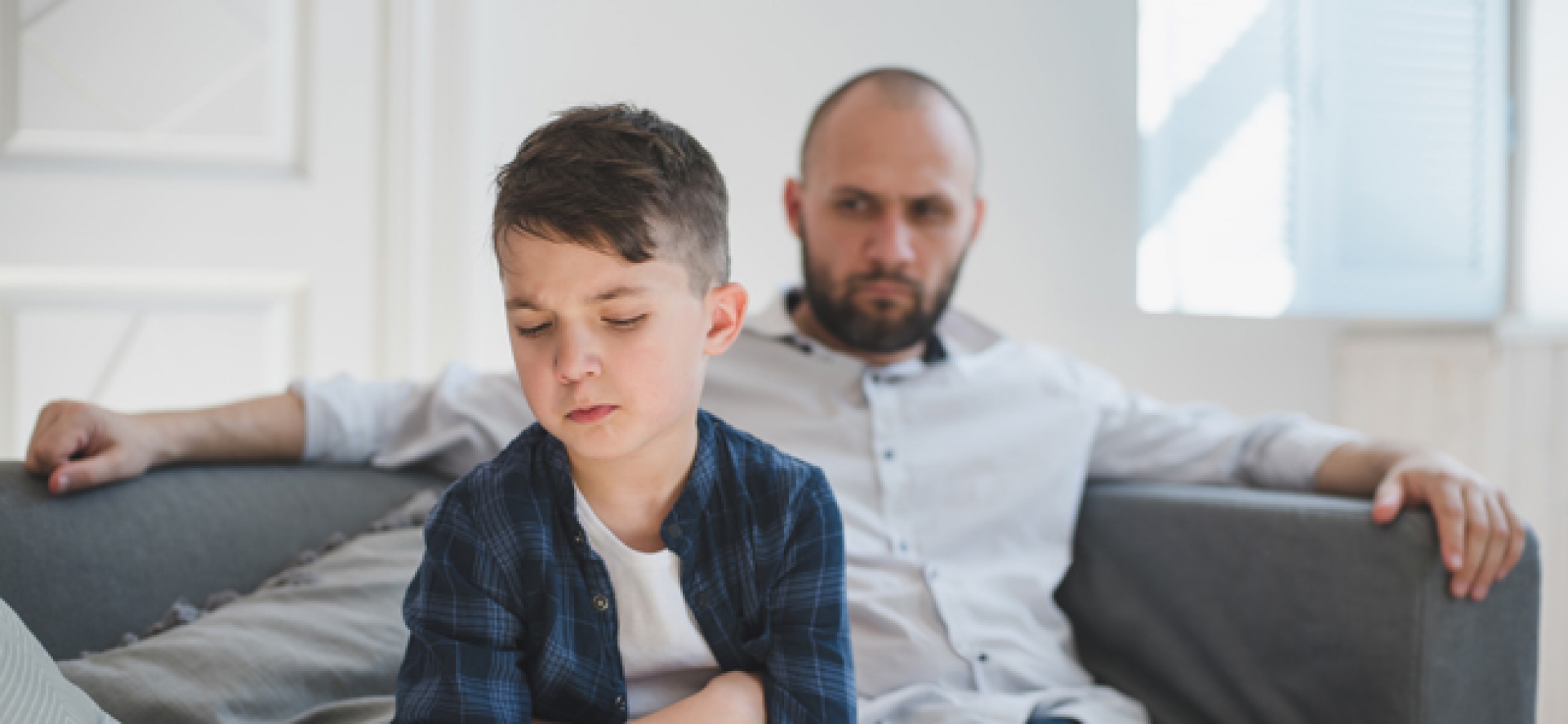 Padres que resuelven todo a sus hijos los están dañando de por vida