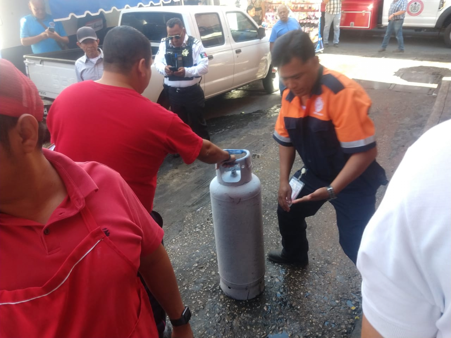 Atiende PC Cuernavaca incidente de flamazo por acumulación de gas, en Aragón y León
