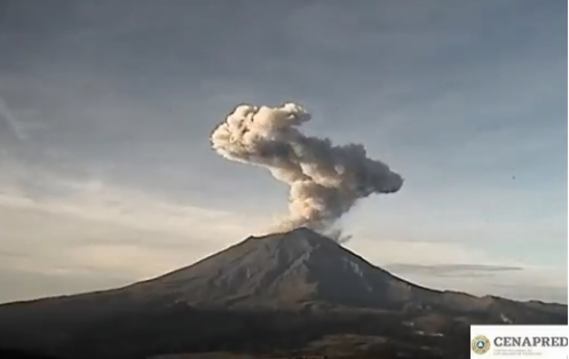 Se registra explosión en el Popocatépetl, con emisión de gases y ceniza