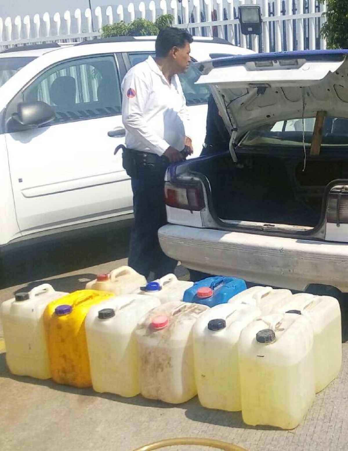 Llevaban 22 garrafas de gasolina