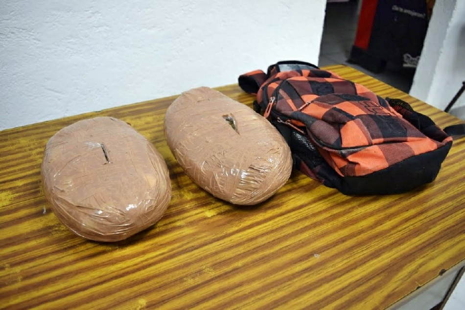 Detienen a dos personas con dos kilos de marihuana