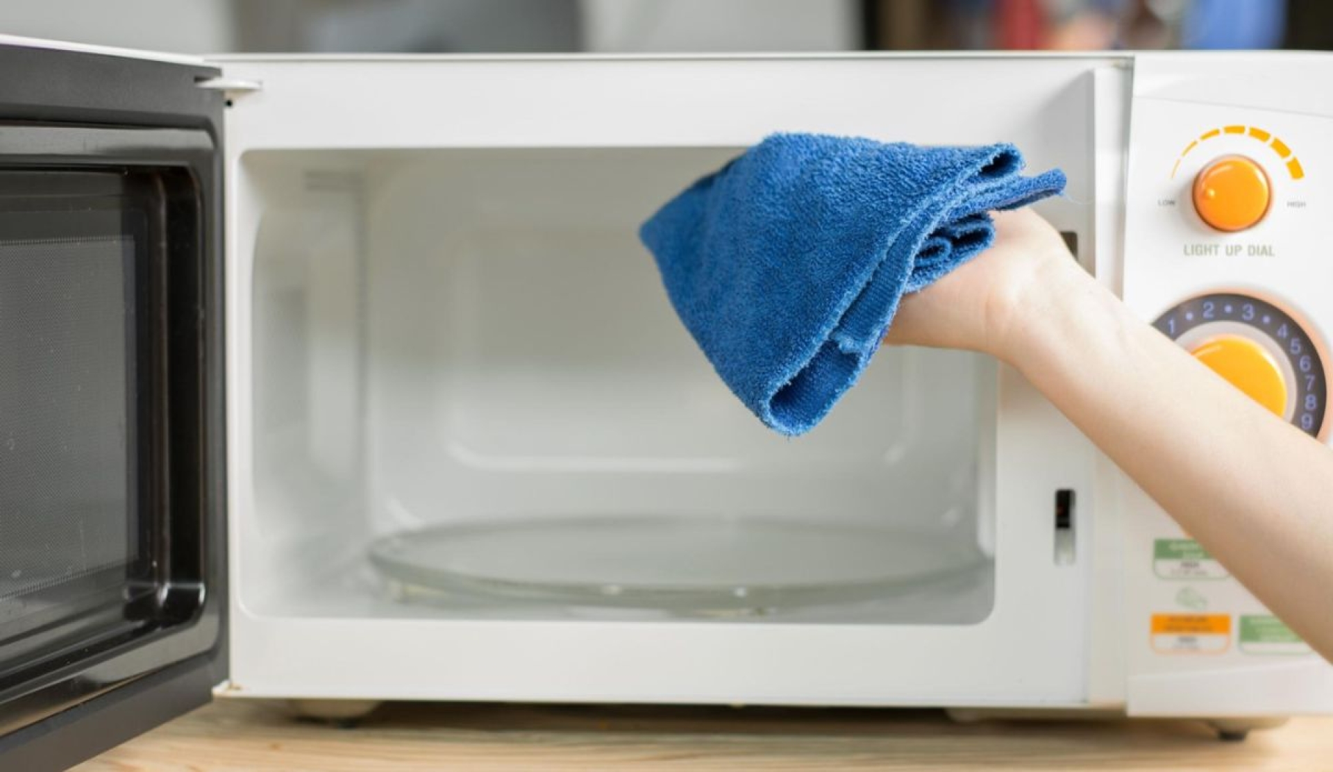 Microondas reluciente: elimina grasa y cochambre con este truco casero