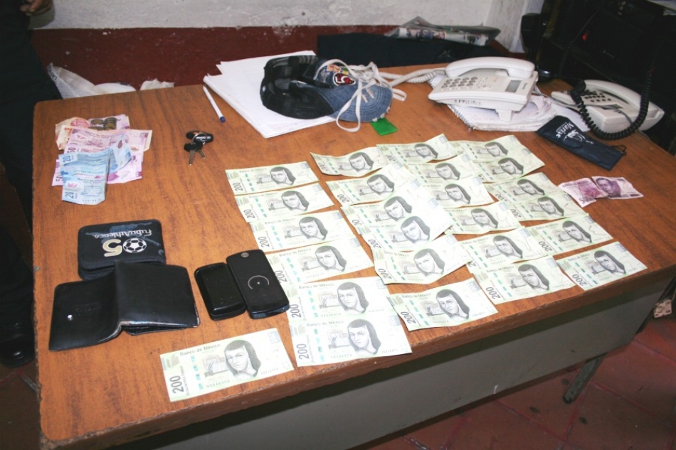 Detienen a vecinos del Distrito Federal con marihuana y billetes falsos