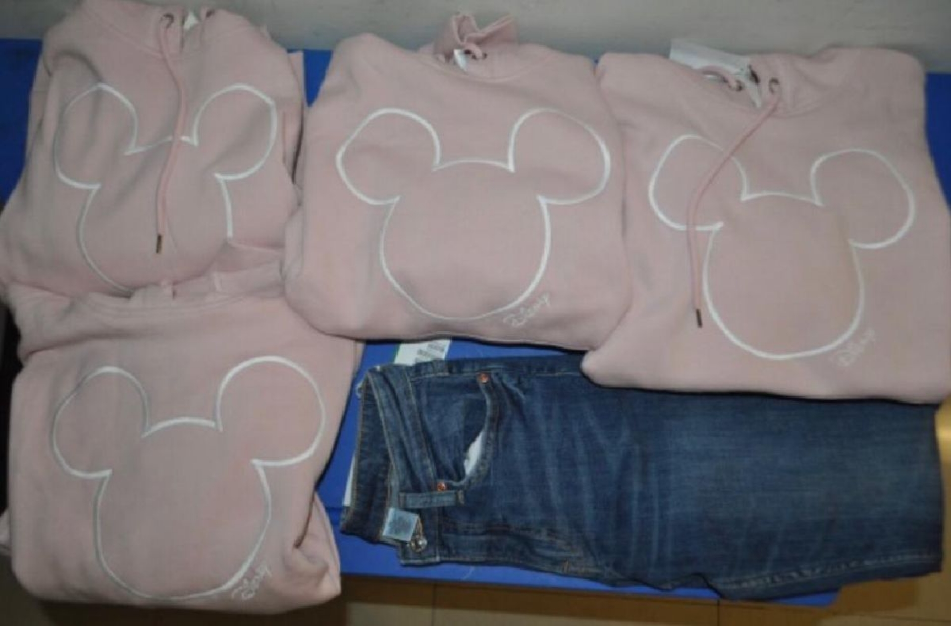 La acusan de haber robado ropa en una tienda