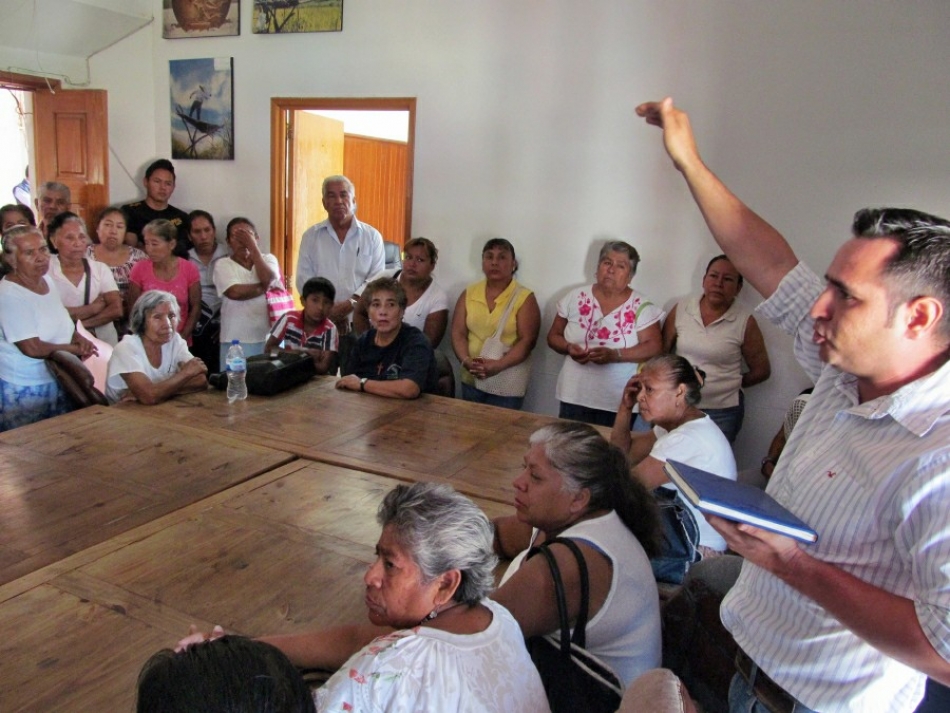 Reclaman agua vecinos de la colonia Pedro Amaro