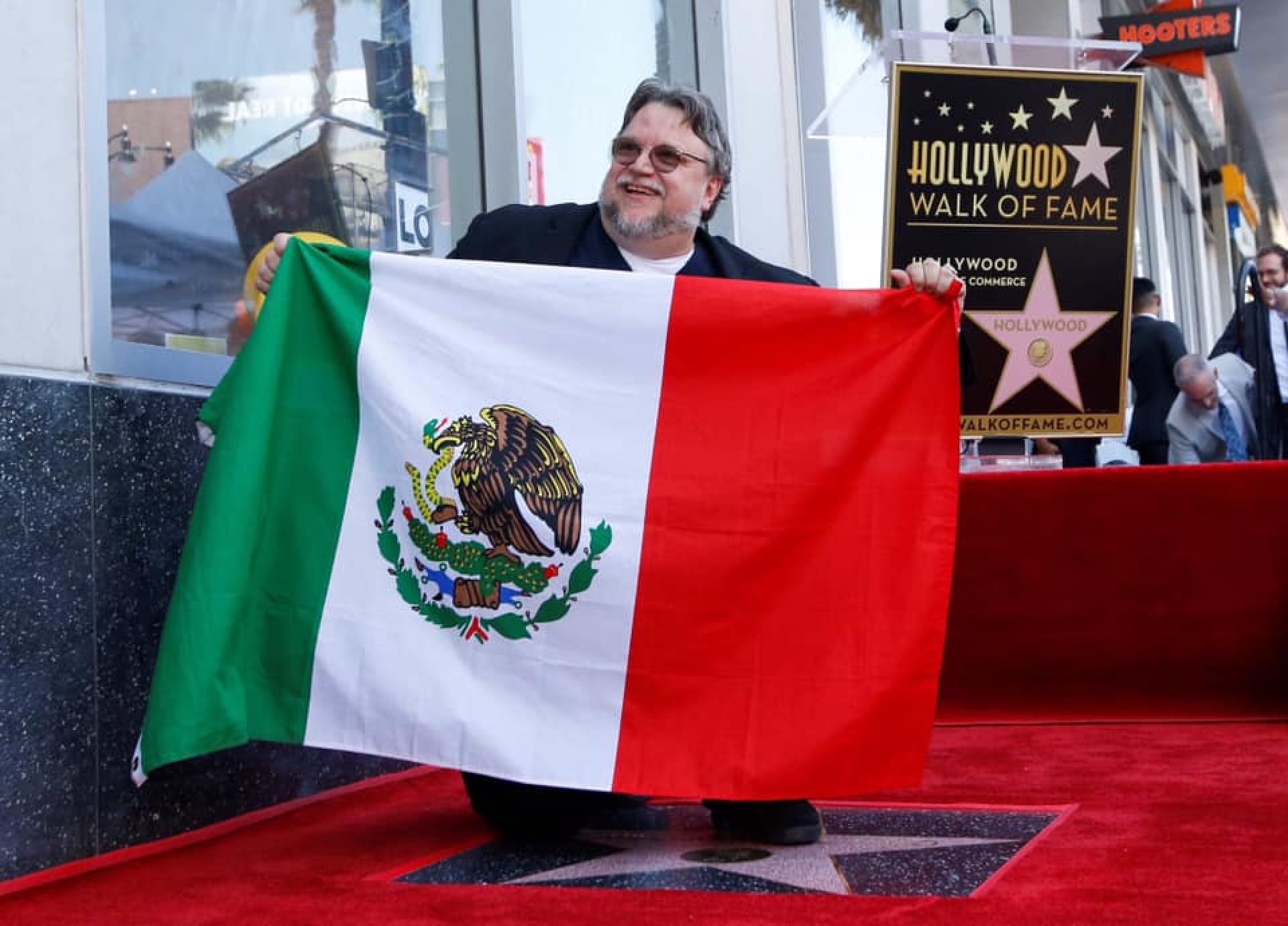 Guillermo del Toro ondea la bandera de México al recibir su estrella en el Paseo de la Fama de Hollywood
