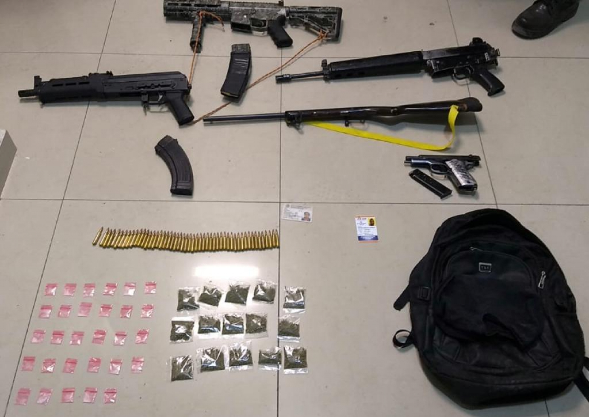 Aseguran Policía Morelos y Sedena a tres hombres y una mujer con armas y droga