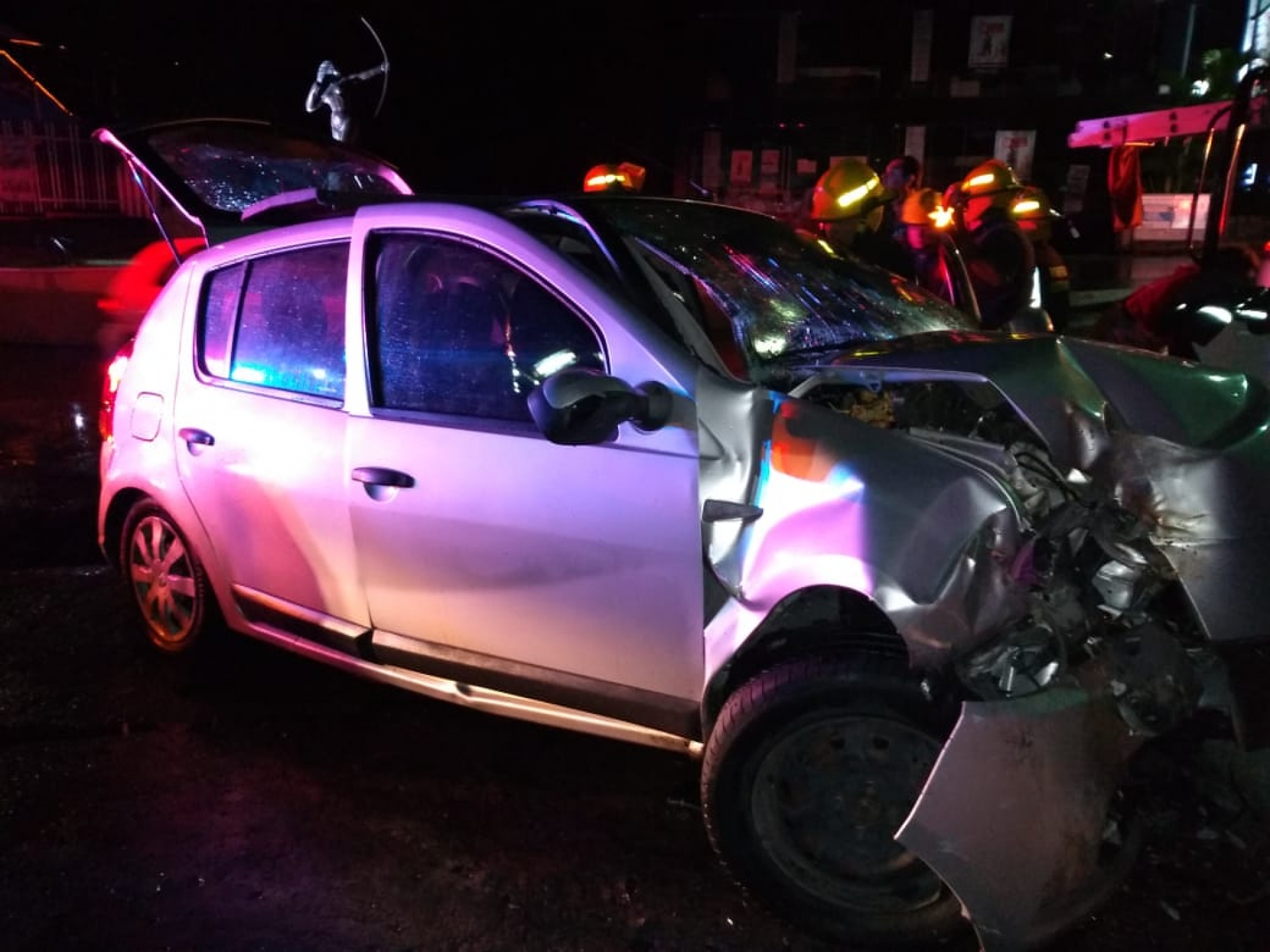Auxilian y liberan bomberos a mujer atrapada en vehículo, tras accidente en Río Mayo