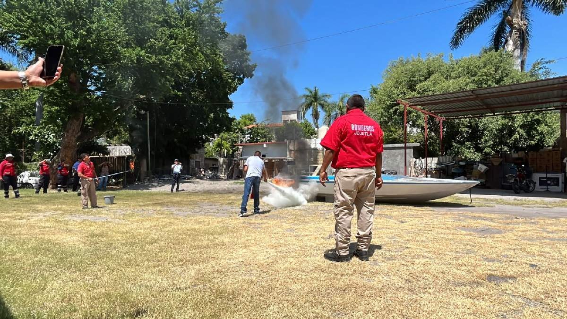 Capacitan a lancheros y prestadores de servicios de Tequesquitengo