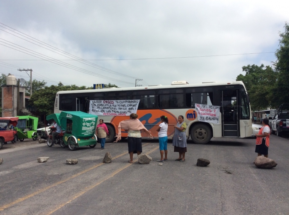 Bloquean la carretera Jojutla-Alpuyeca en contra de la reapertura de una granja  de la empresa Bachoco
