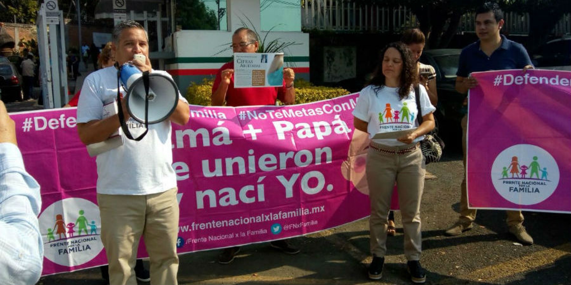 Se manifiesta el Frente Nacional por la Familia en Sedesol