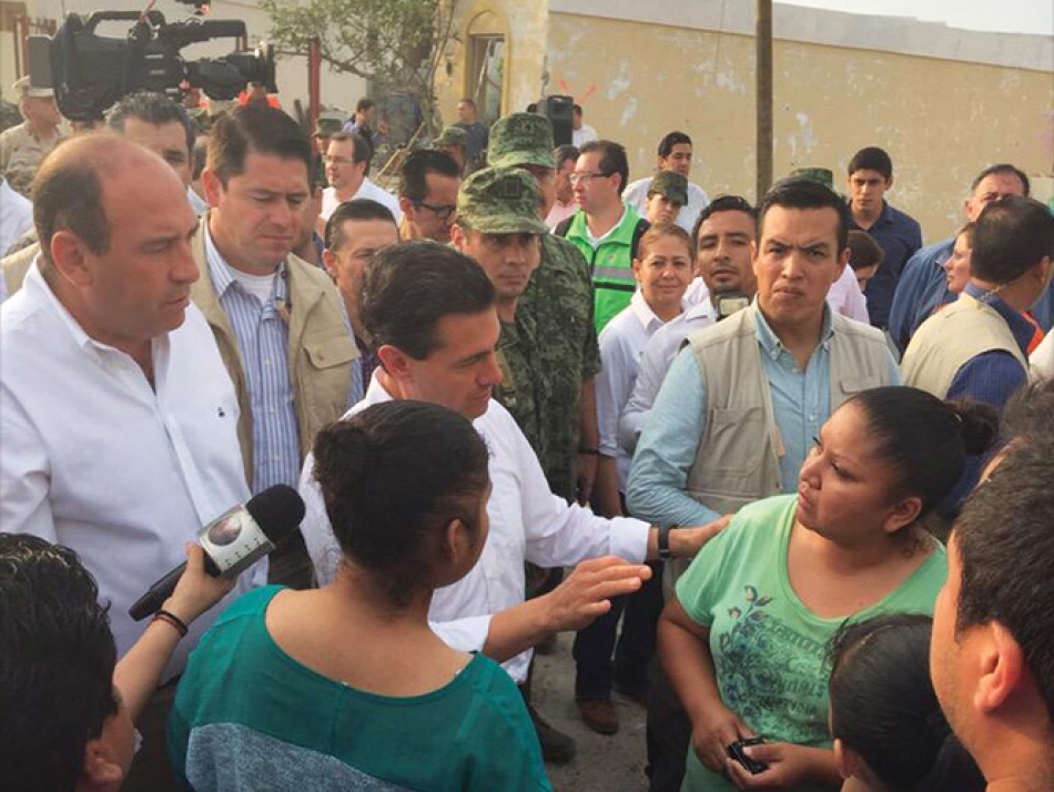 Peña Nieto recorrió la zona devastada por el tornado en Acuña