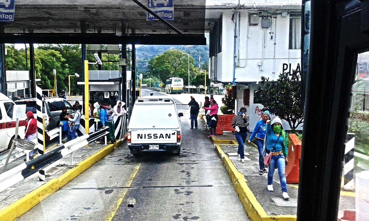 Profesores disidentes se apoderan de caseta de Tepoztlán por varias horas