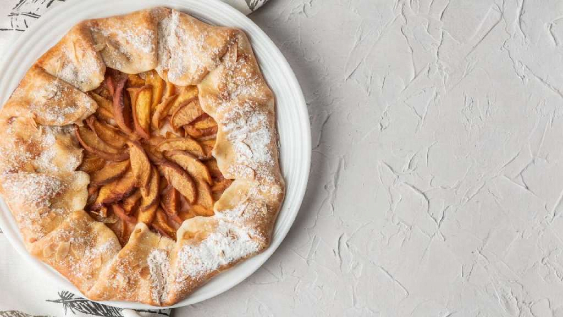 Prepara un rico pastel de manzana con solo 3 ingredientes