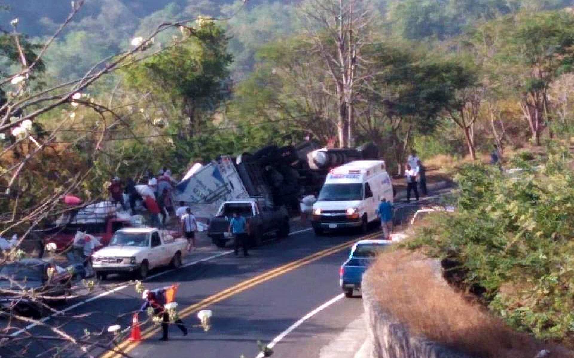 Vuelca camión en la carretera Puente de Ixtla-Iguala