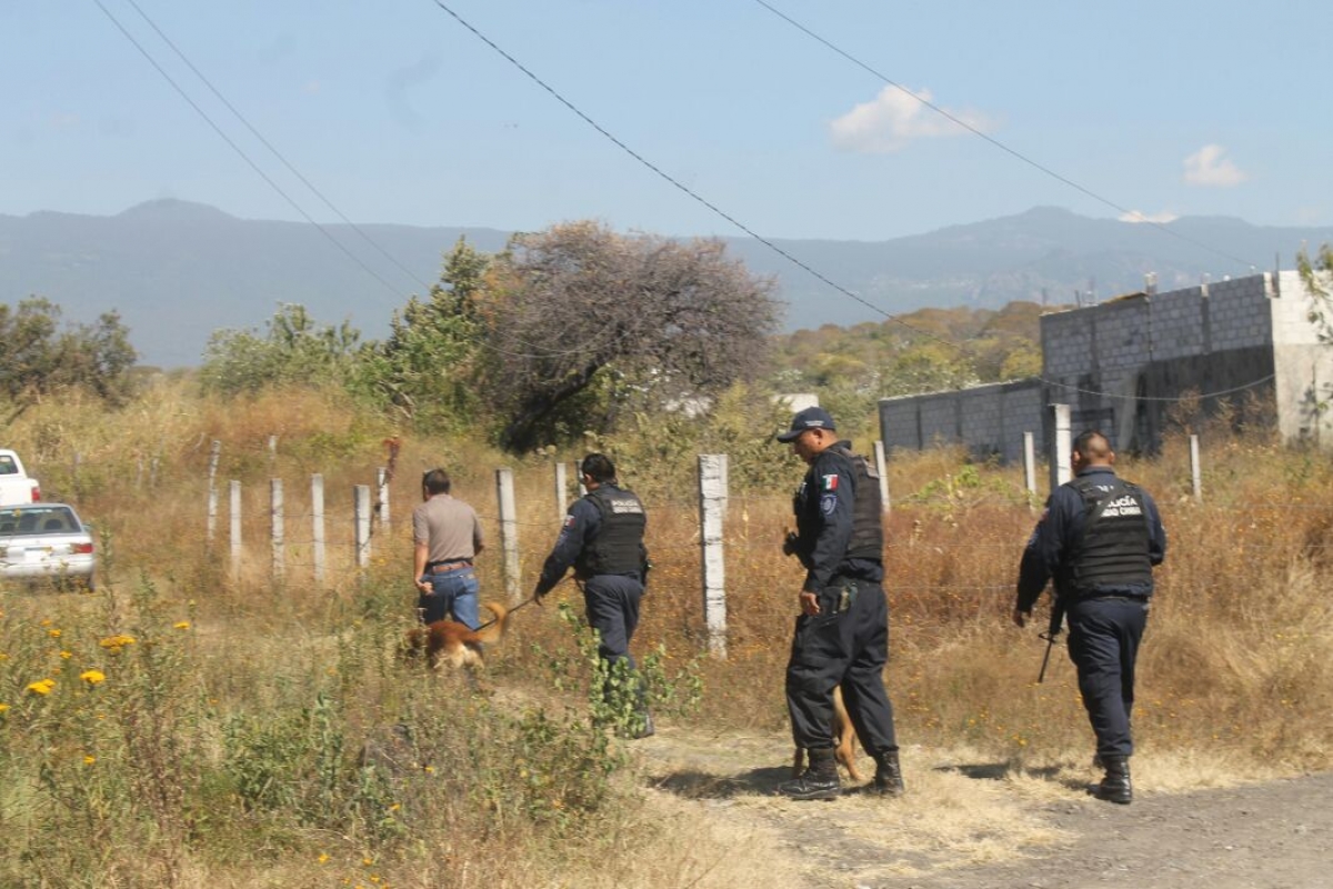Buscan cadáveres enterrados en un baldío