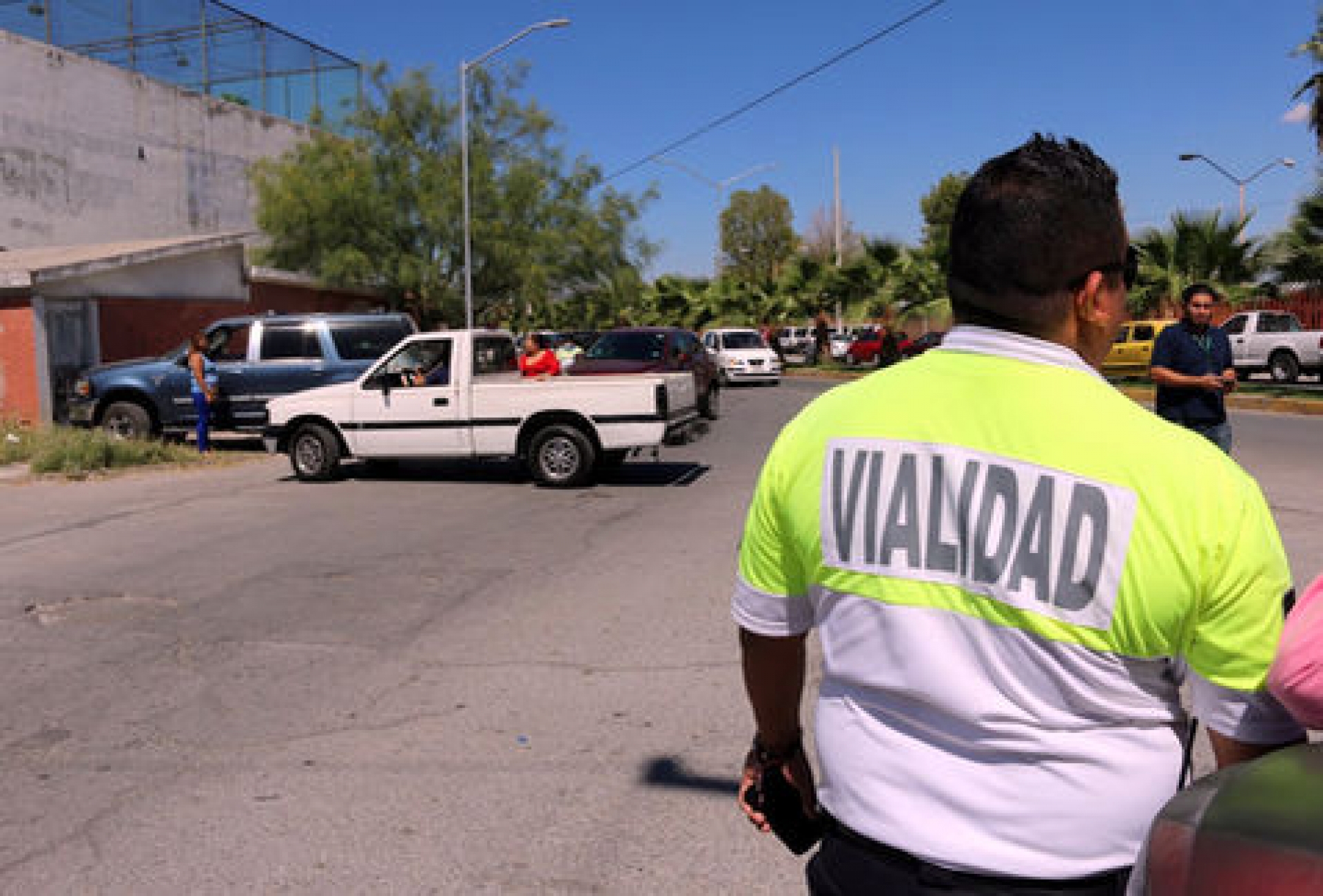 Arrestan a automovilista por insultos a policías