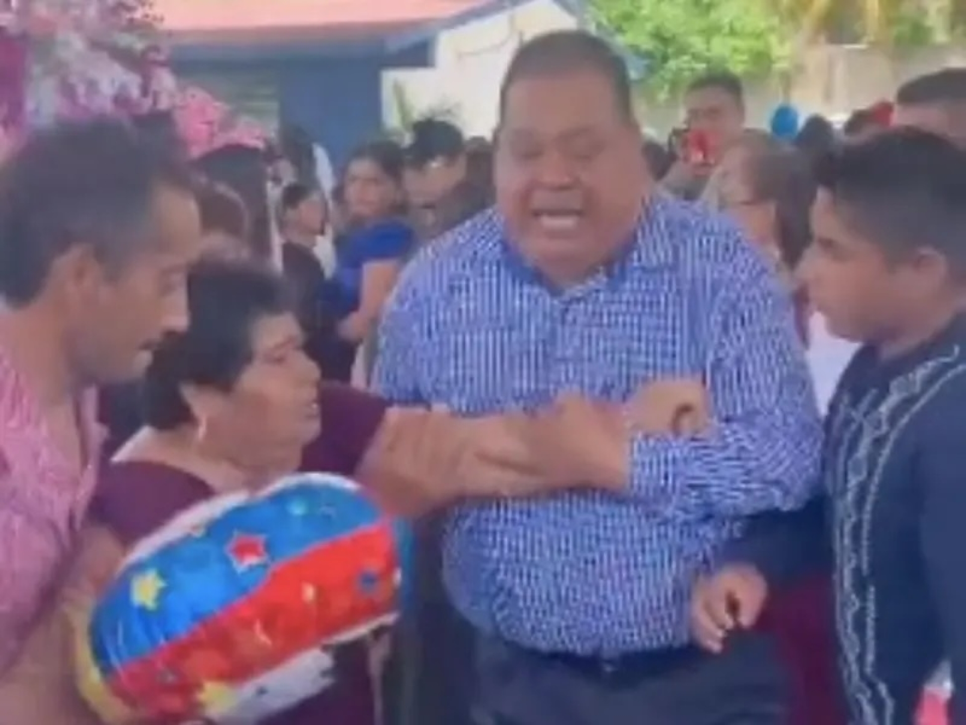 VIDEO: ¡Andaban bravas! Se arma la 'campal' entre señoras durante graduación