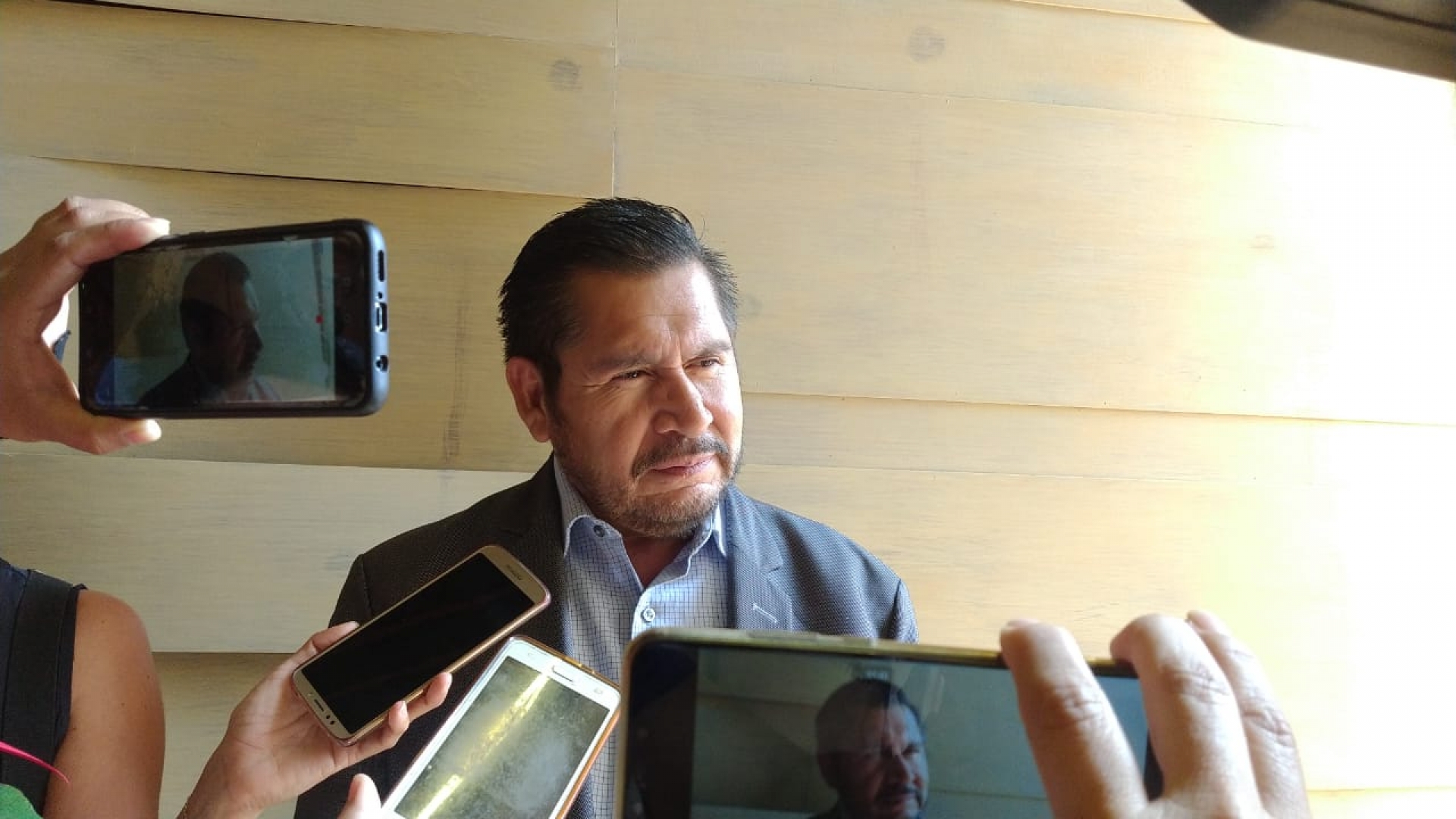 Indica consejero jurídico que se da seguimiento a recursos de apelación y amparos