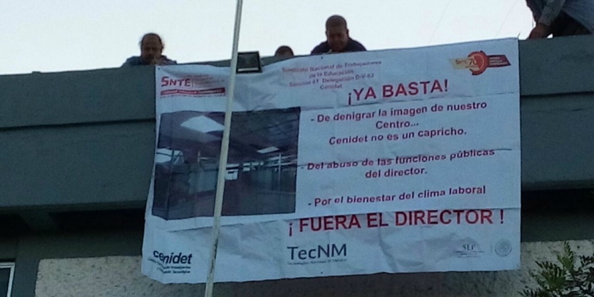 Trabajadores del Cenidet exigen la sustitución de su director; colocan manta